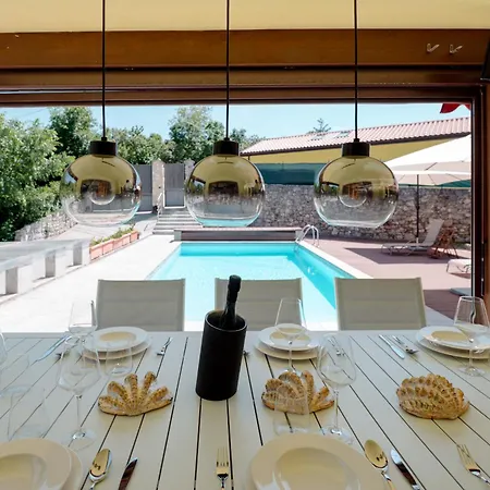 X 13 Piscina & Barbecue فيلة
